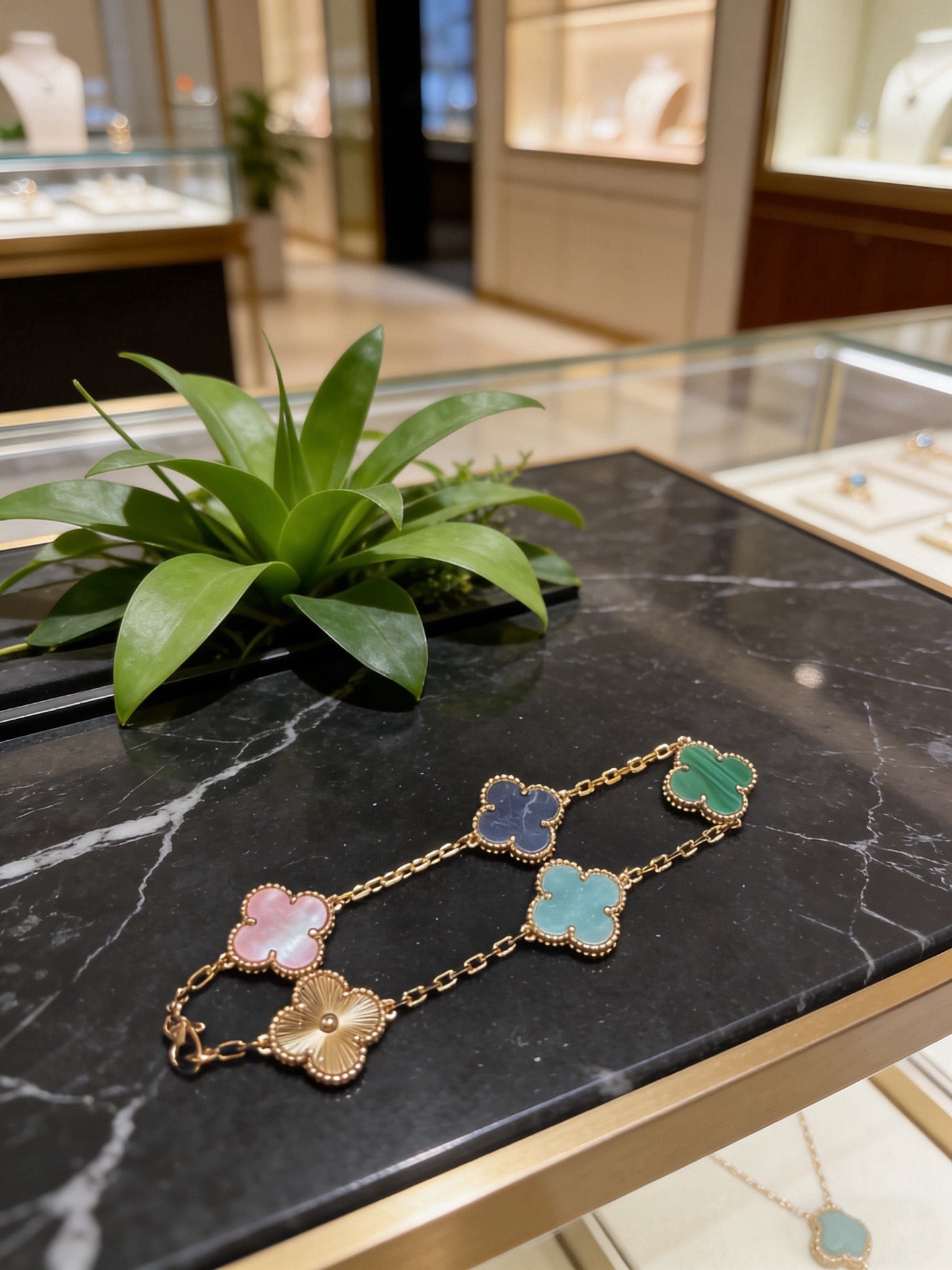 Clover Bracelet in Polished Metal-Tone – Multicolor – Design 04 detail view