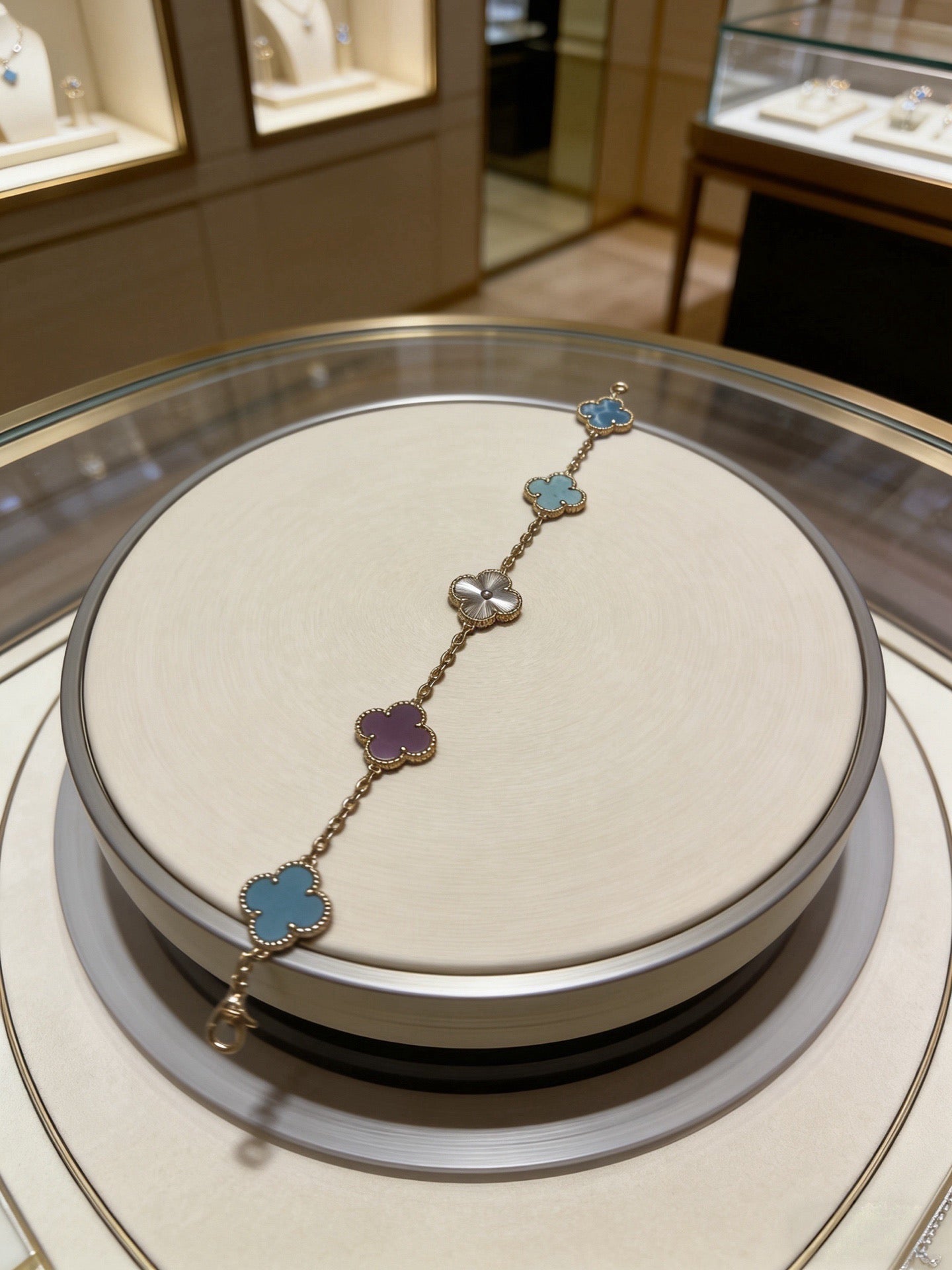 Clover Bracelet in Polished Metal-Tone – Multicolor – Design 02 close-up detail