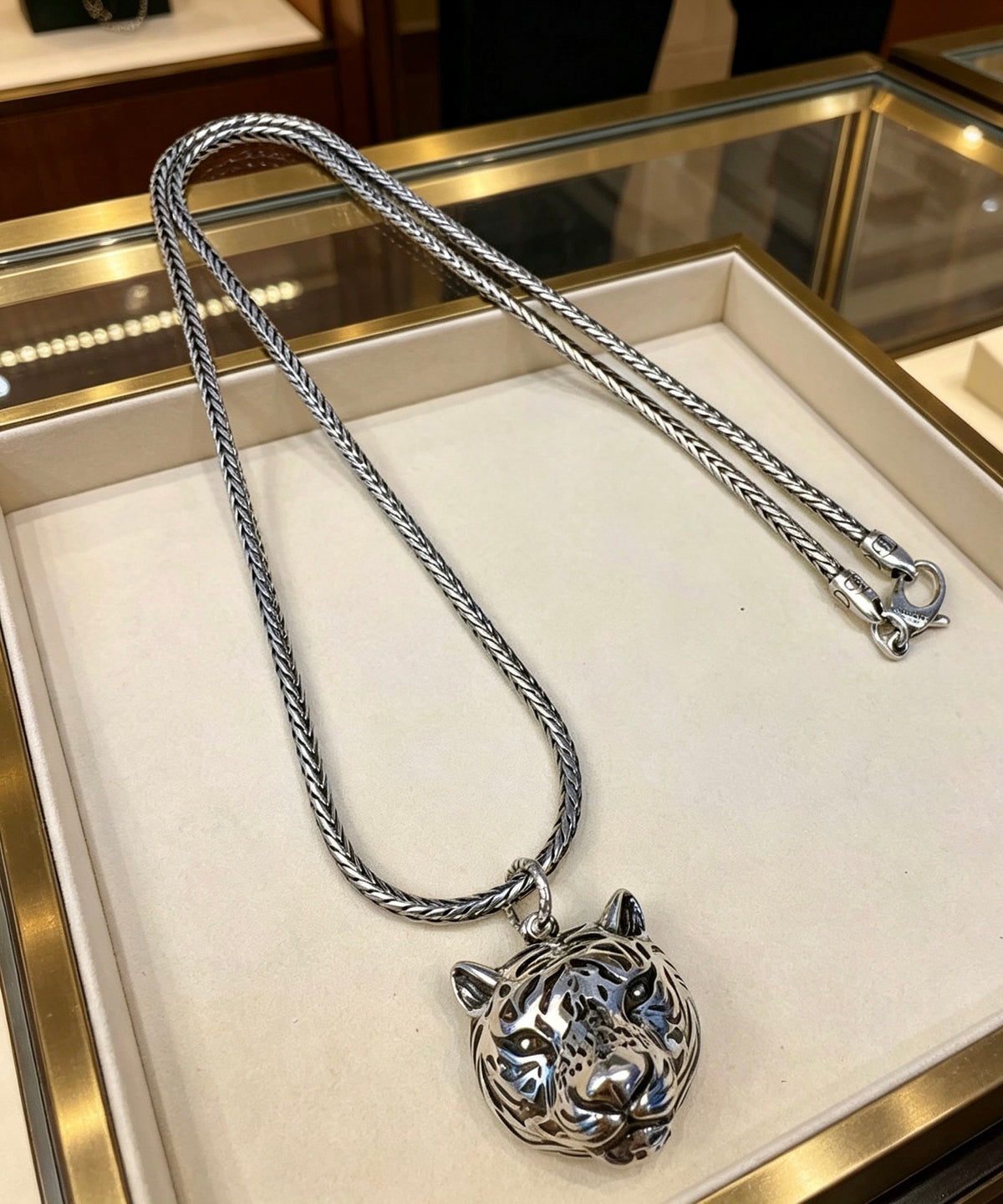 Double-G Emblem Pendant Necklace in Silver-Tone – Vintage Detail – Design 025 side detail