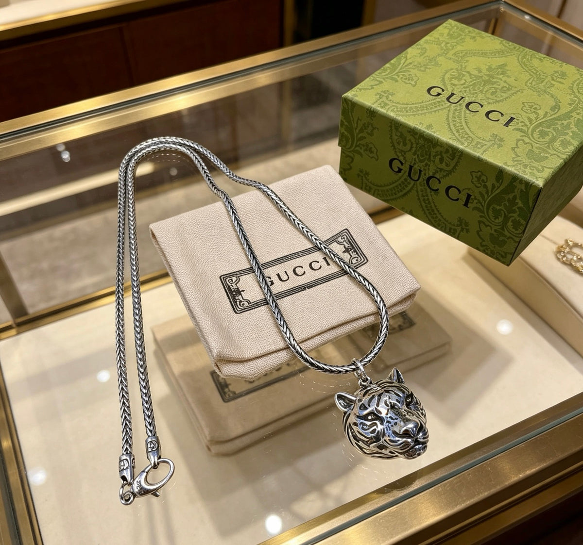 Double-G Emblem Pendant Necklace in Silver-Tone – Vintage Detail – Design 025 close-up detail