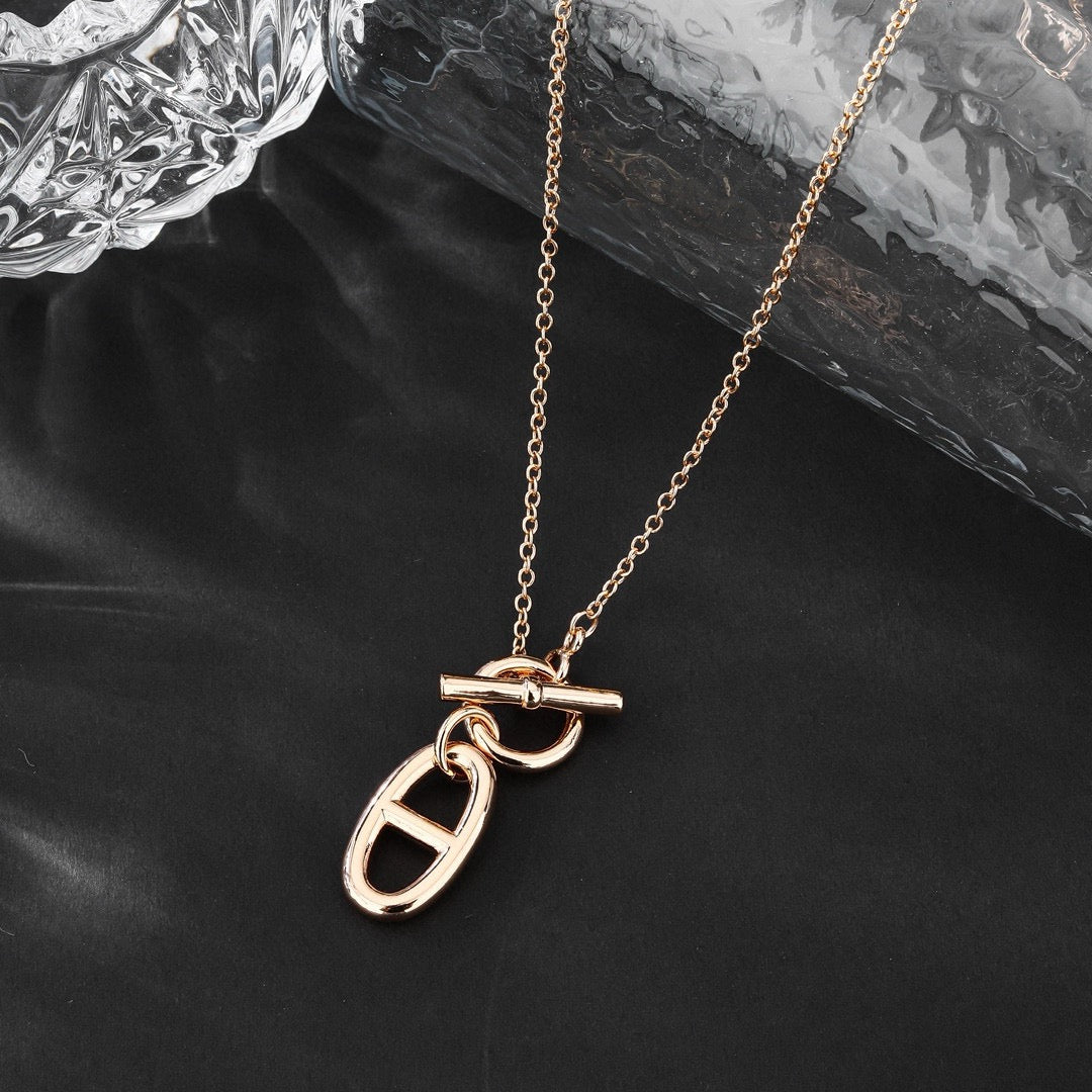 Toggle Pendant Necklace in Rose-Gold-Tone – Rose Gold Detail – Design 002 close-up detail