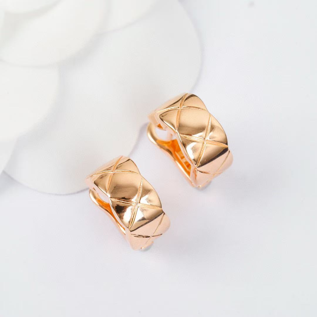 Signature Emblem Statement Ring in Gold-Tone – Design 005 close-up detail