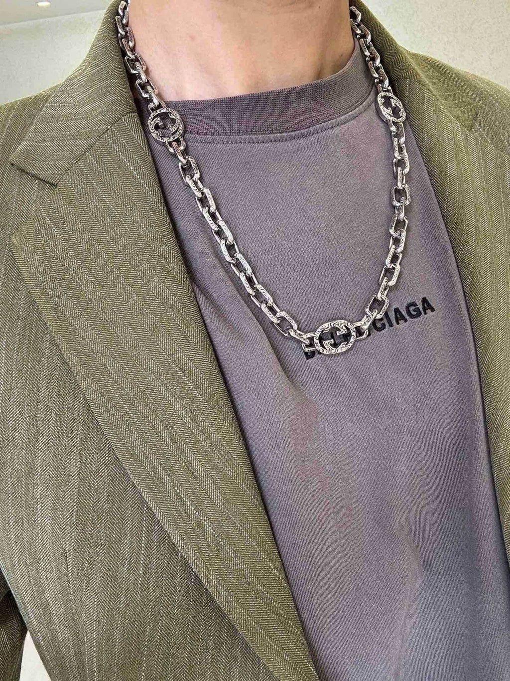 Double-G Emblem Pendant Necklace in Silver-Tone – Vintage Detail – Design 027 detail view