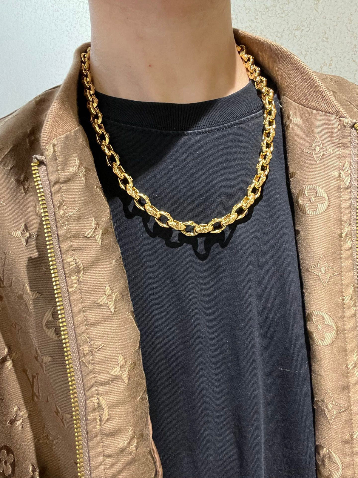 Double-G Emblem Pendant Necklace in Polished Metal-Tone – Design 117 detail view