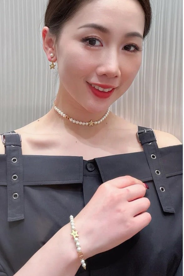 Pearl-Style Motif Pendant Necklace in Polished Metal-Tone with Pearl-Style Detail – Design 009 front view