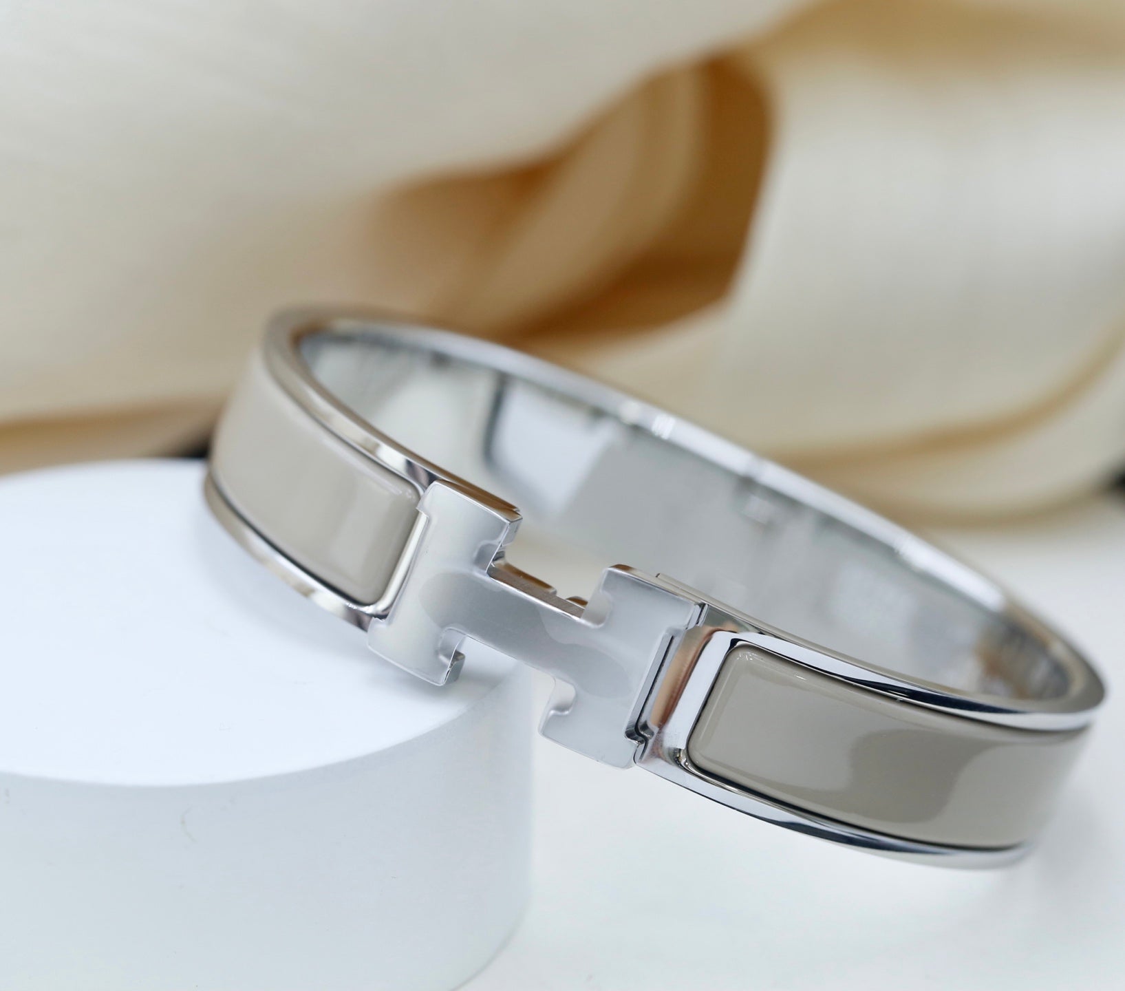 Horse Bangle in Polished Metal-Tone – Design 010 detail view