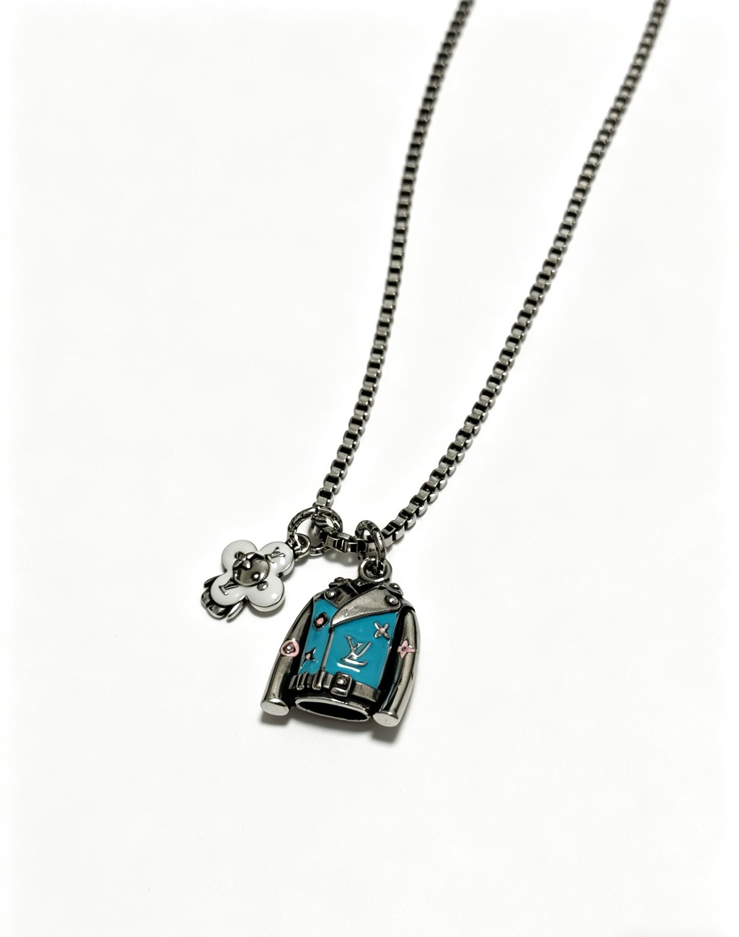 Chain Pendant Necklace in Silver-Tone – Design 009 side detail