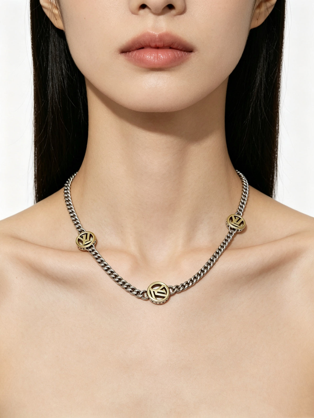 Chain Pendant Necklace in Silver-Tone – Design 008 detail view