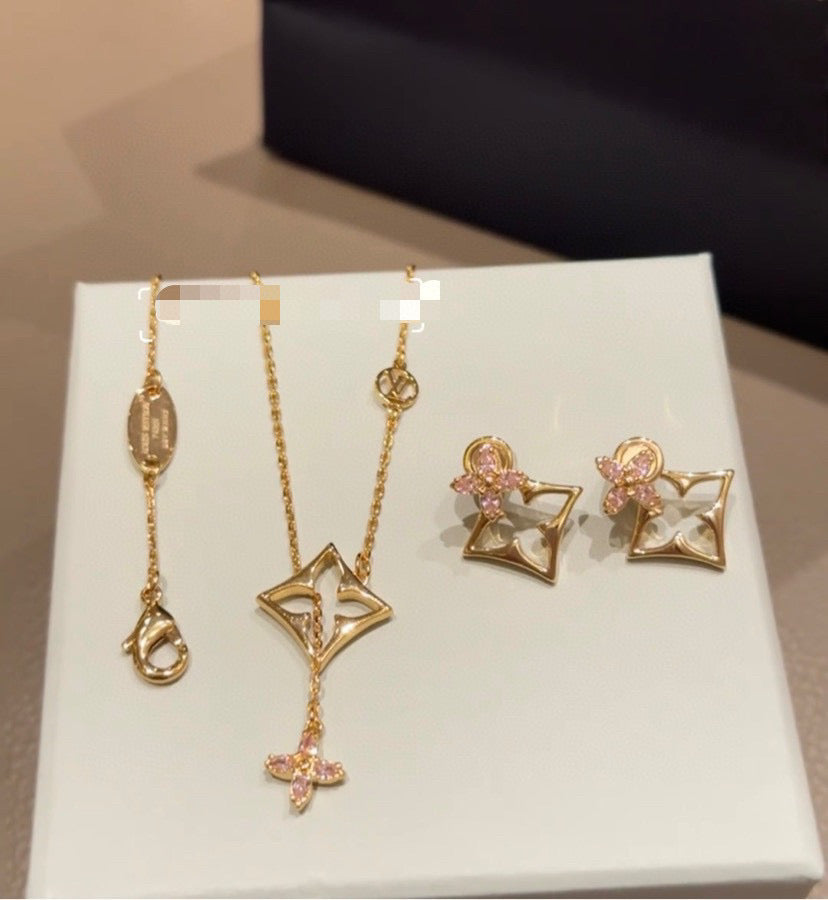 Clover Pendant Necklace in Gold-Tone – Clover Detail – Design 002 detail view