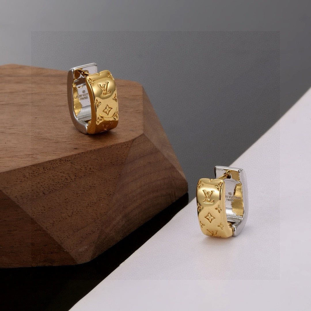 Clover Stud Earrings in Polished Metal-Tone – Clover Detail – Design 010 front product view