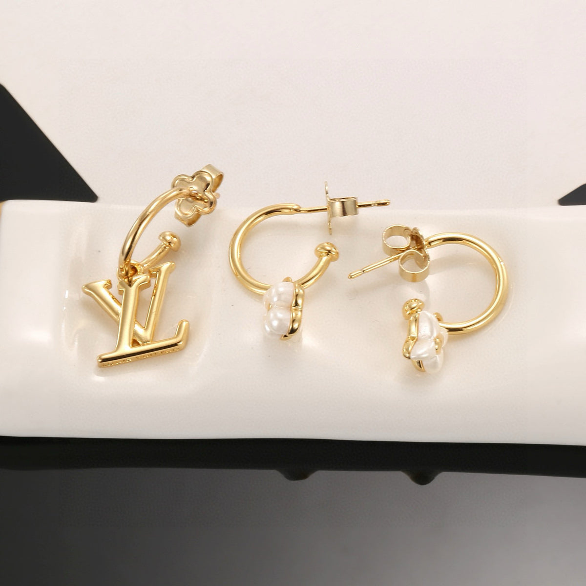 Clover Stud Earrings in Polished Metal-Tone – Clover Detail – Design 009 detail view