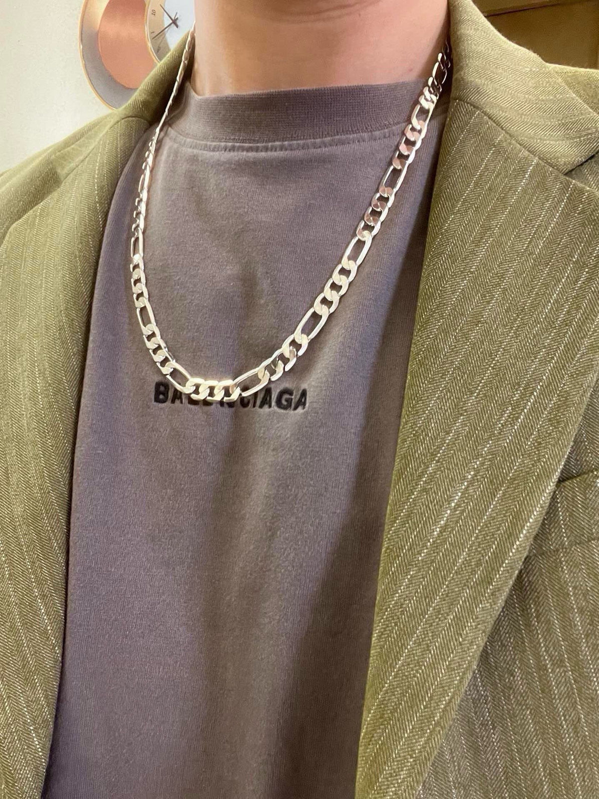 Double-G Emblem Pendant Necklace in Polished Metal-Tone – Vintage Detail – Design 030 detail view