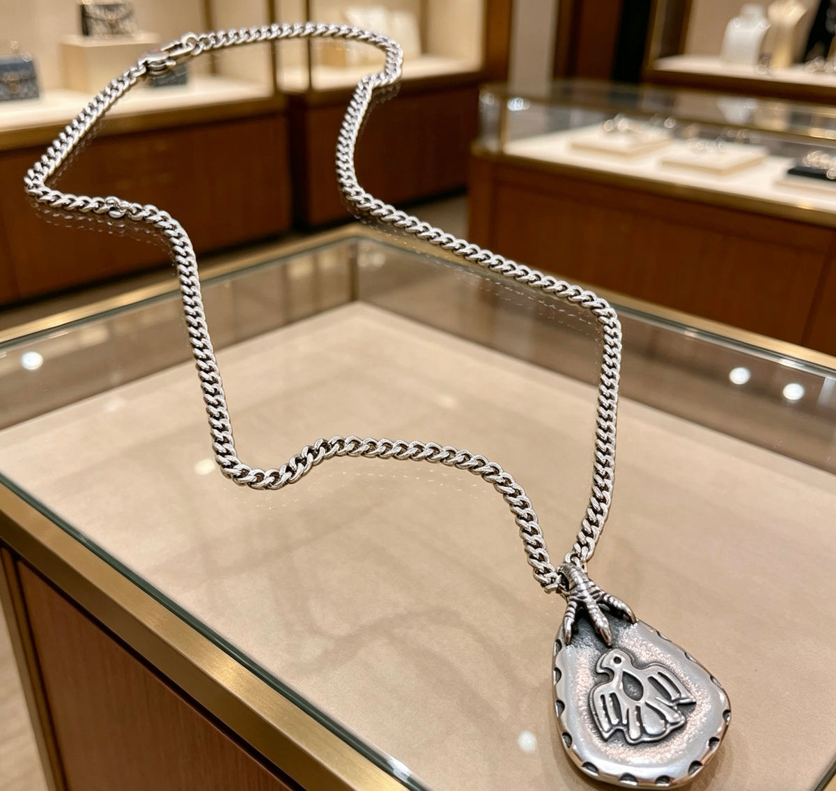 Double-G Emblem Pendant Necklace in Silver-Tone – Vintage Detail – Design 034 side detail