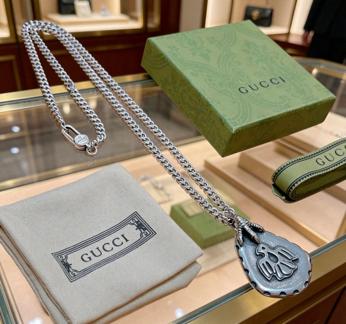 Double-G Emblem Pendant Necklace in Silver-Tone – Vintage Detail – Design 034 close-up detail