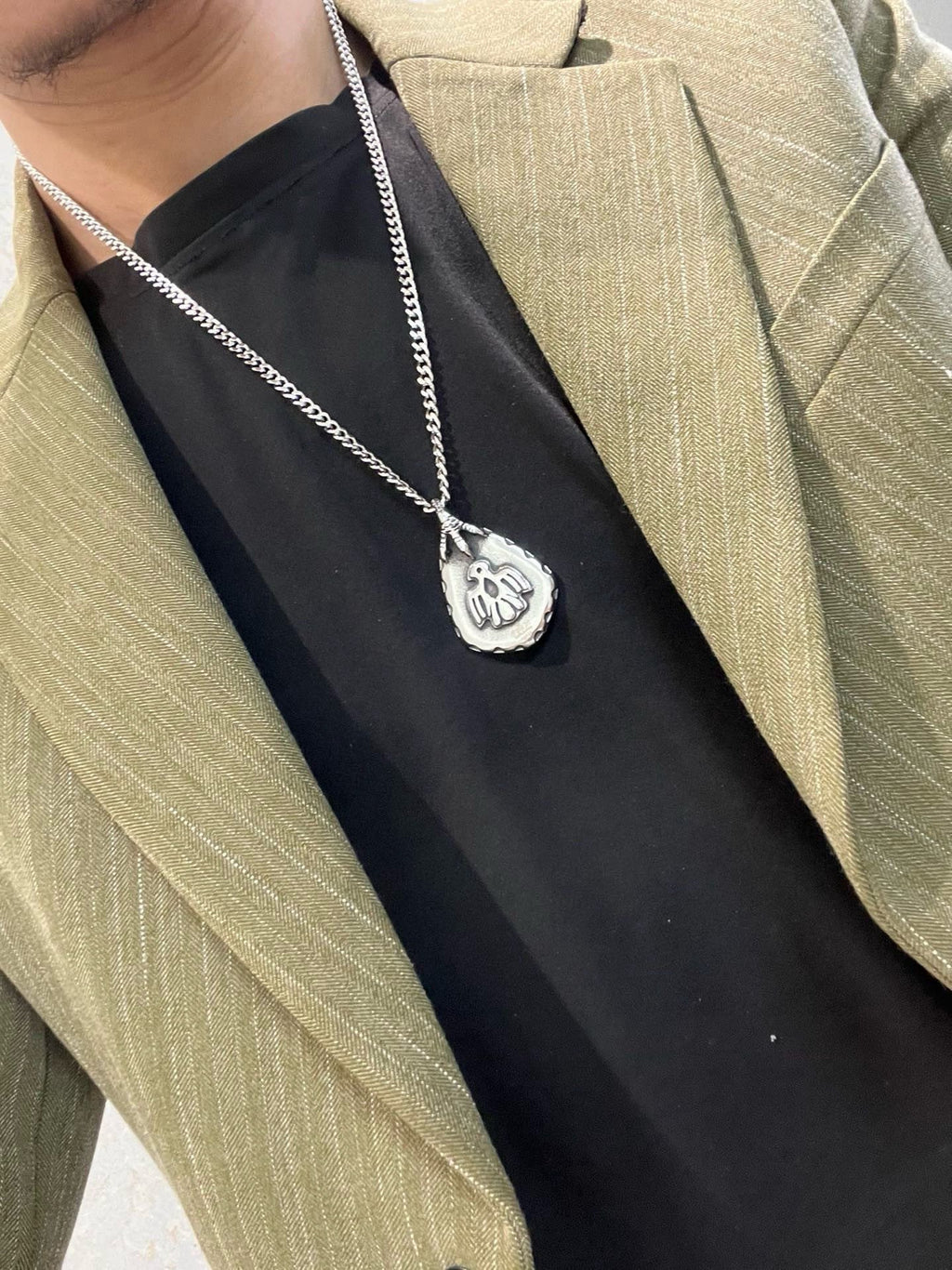 Double-G Emblem Pendant Necklace in Silver-Tone – Vintage Detail – Design 032 detail view