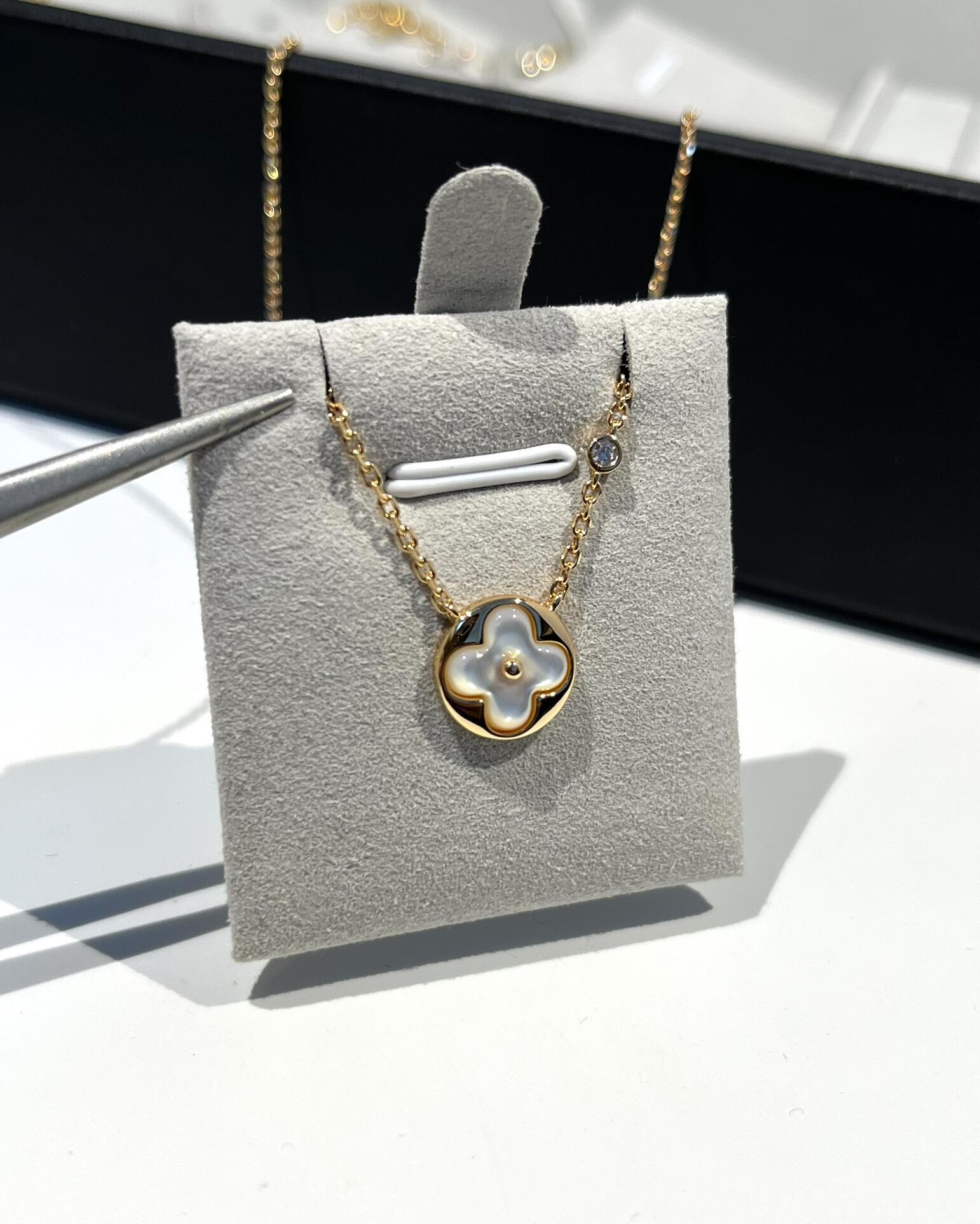 Round Pendant Necklace in Polished Metal-Tone – Design 002 detail view