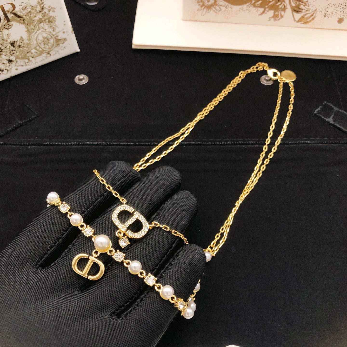 Pearl-Style Motif Pendant Necklace in Gold-Tone with Pearl-Style Detail – Design 002 detail view