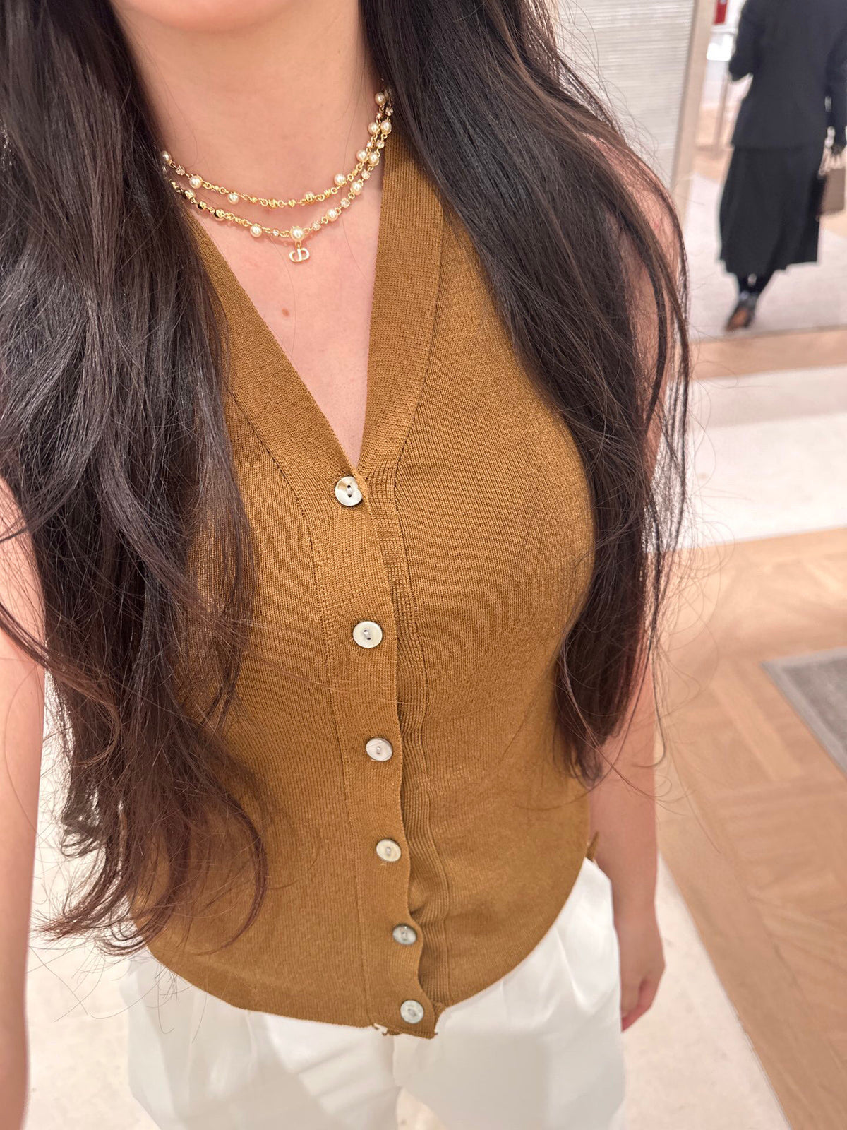 Pearl-Style Motif Pendant Necklace in Gold-Tone with Pearl-Style Detail – Design 002 close-up detail