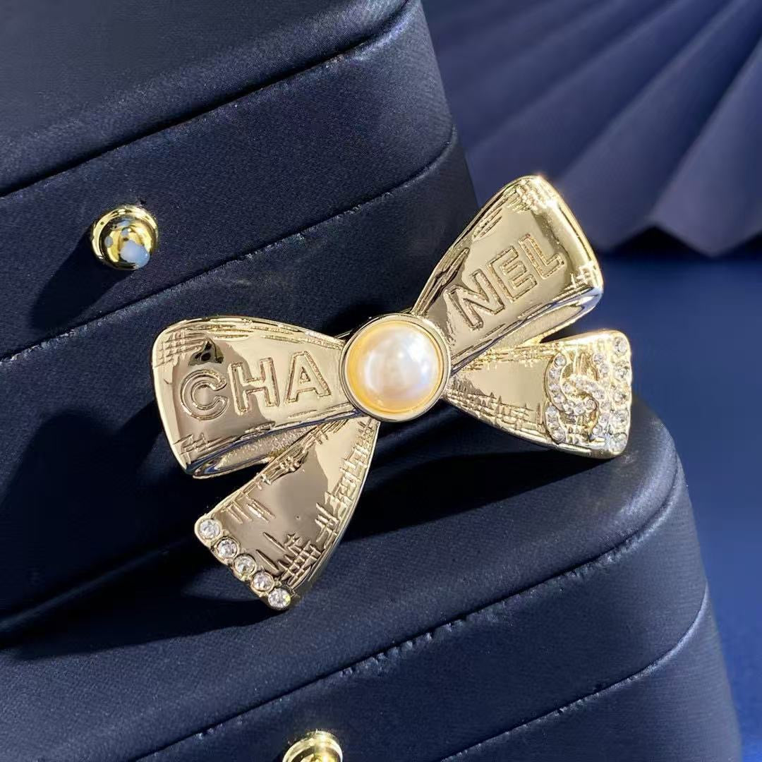Bow Brooch in Polished Metal-Tone close-up detail