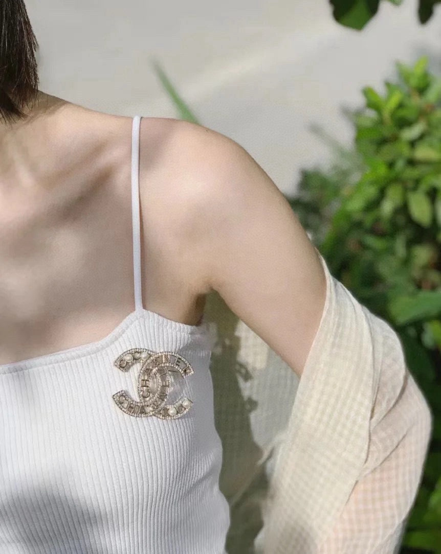 Double-C Emblem Brooch in Gold-Tone – Pearl Detail – Design 003 main product view