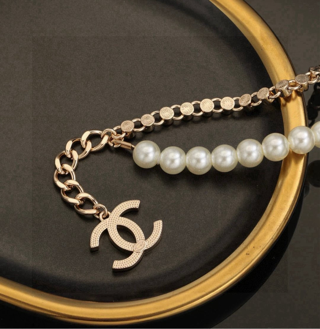 Pearl Bracelet in Polished Metal-Tone – Pearl Detail – Design 004 close-up detail