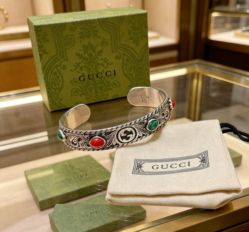 Double-G Emblem Bangle in Polished Metal-Tone – Design 021 close-up detail