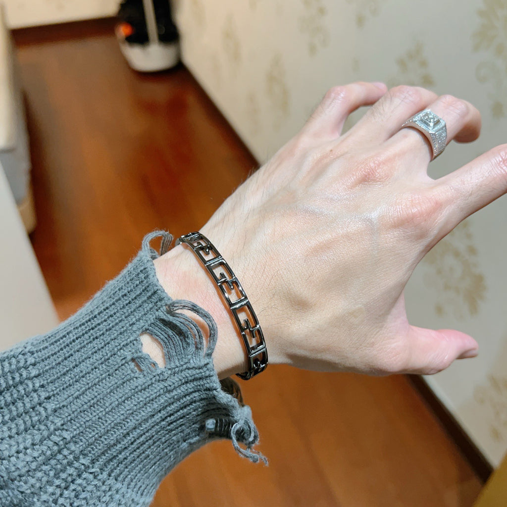 Double-G Emblem Bangle in Polished Metal-Tone – Design 020 front product view