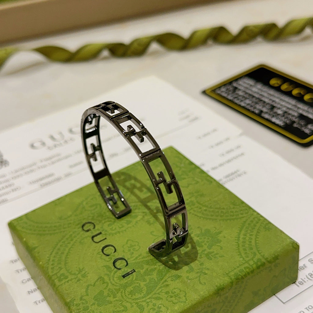 Double-G Emblem Bangle in Polished Metal-Tone – Design 025 side detail