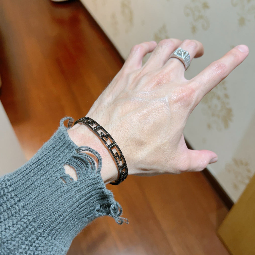 Double-G Emblem Bangle in Polished Metal-Tone – Design 025 detail view