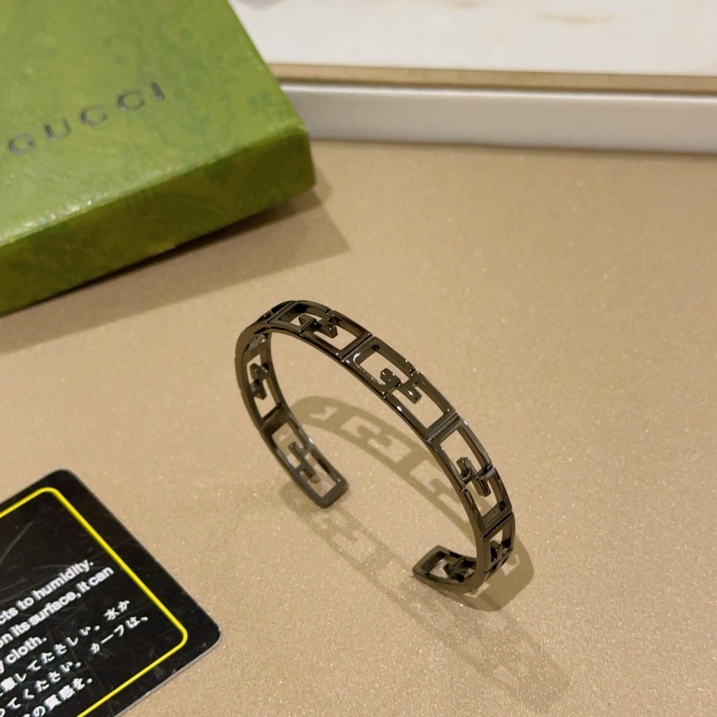 Double-G Emblem Bangle in Polished Metal-Tone – Design 025 close-up detail