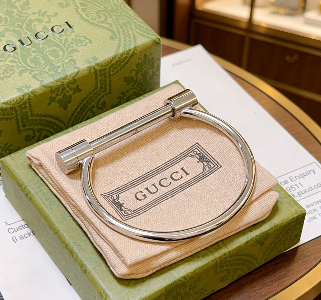 Double-G Emblem Bangle in Silver-Tone – Vintage Detail – Design 015 close-up detail