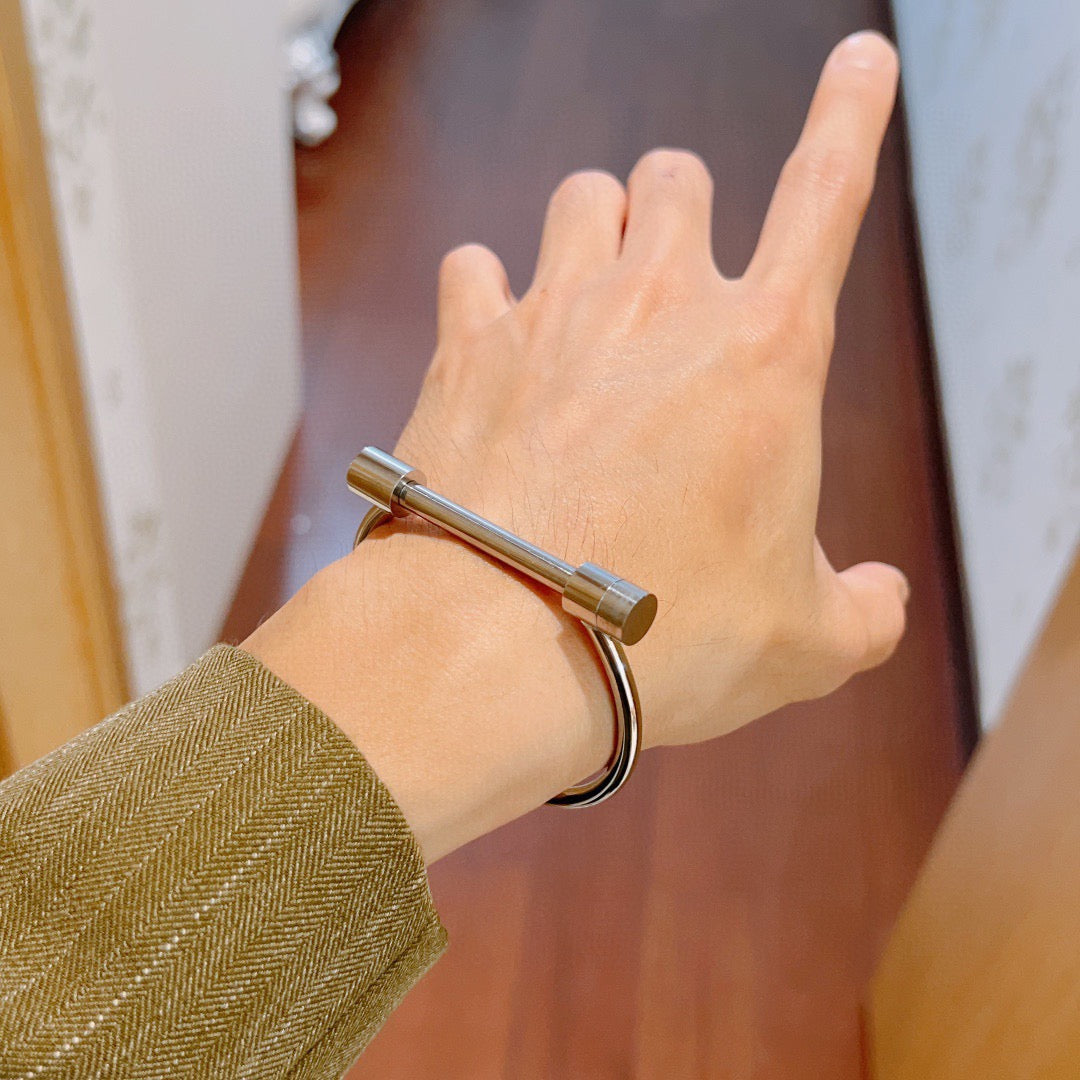 Double-G Emblem Bangle in Silver-Tone – Vintage Detail – Design 015 detail view