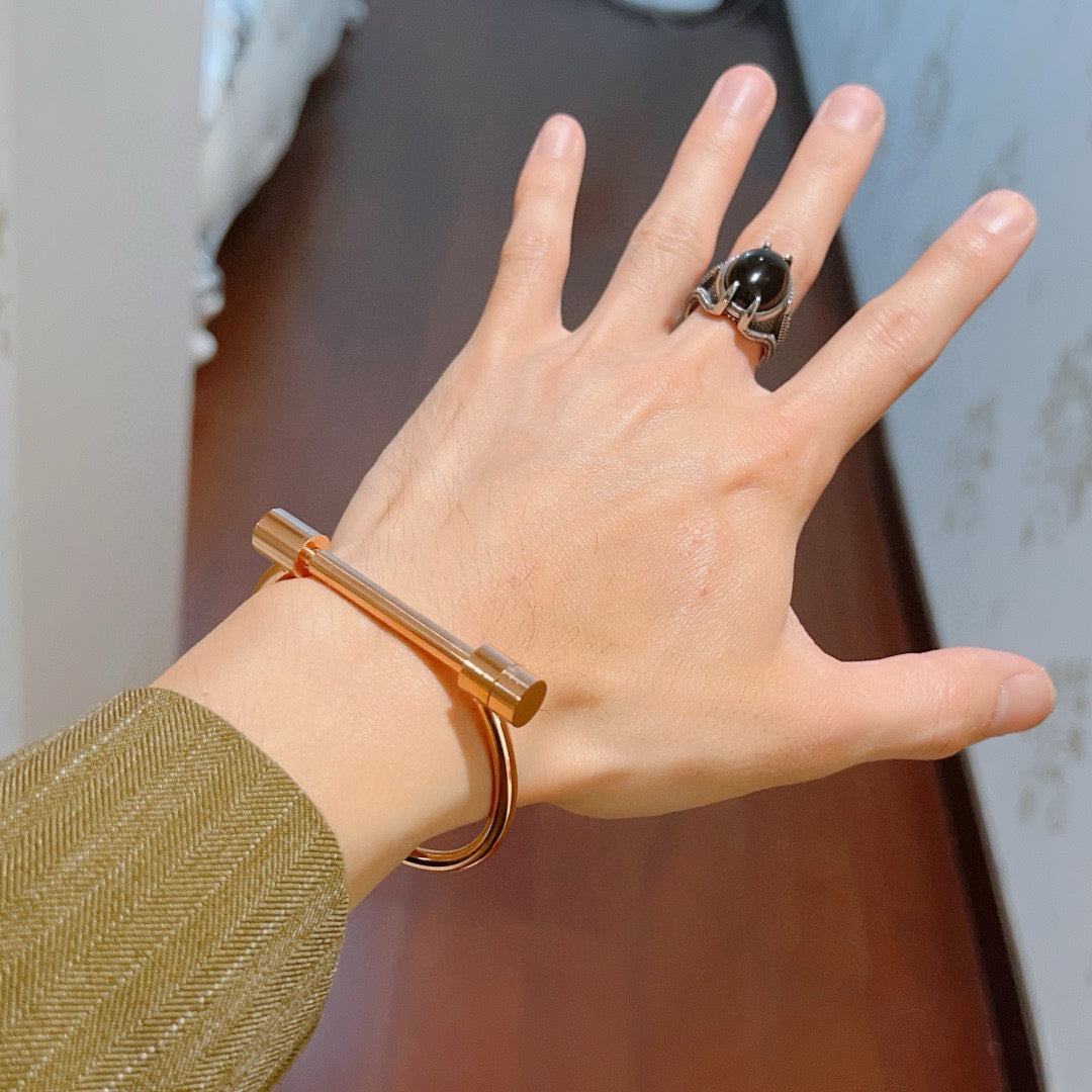 Double-G Emblem Bangle in Silver-Tone – Vintage Detail – Design 008 detail view