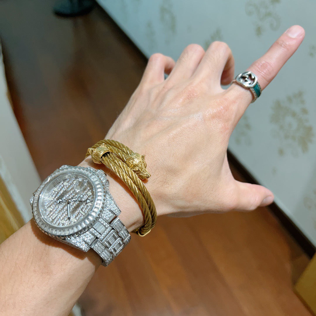 Double-G Emblem Bangle in Gold-Tone – Design 008 detail view