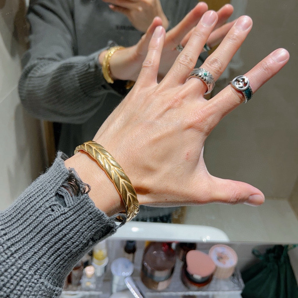 Double-G Emblem Bangle in Gold-Tone – Design 005 detail view
