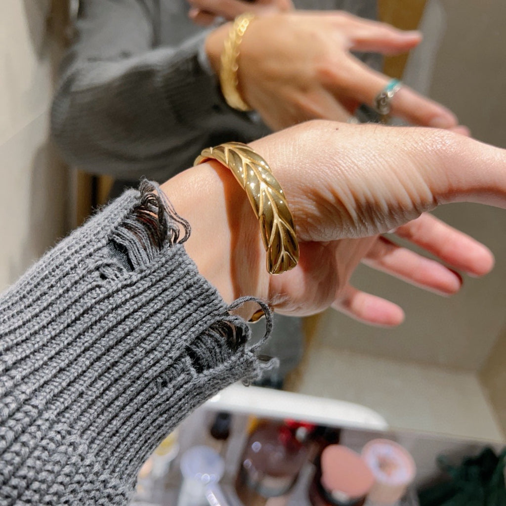 Double-G Emblem Bangle in Gold-Tone – Design 005 side detail
