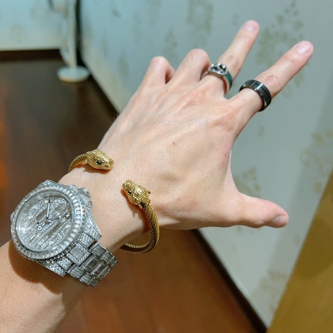 Double-G Emblem Bangle in Silver-Tone – Vintage Detail – Design 011 detail view
