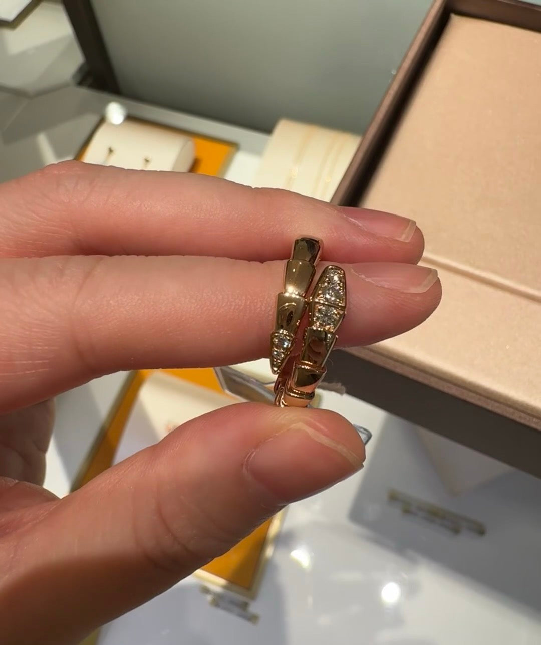 Serpentine Statement Ring in Rose-Gold-Tone – Rose Gold Detail side detail