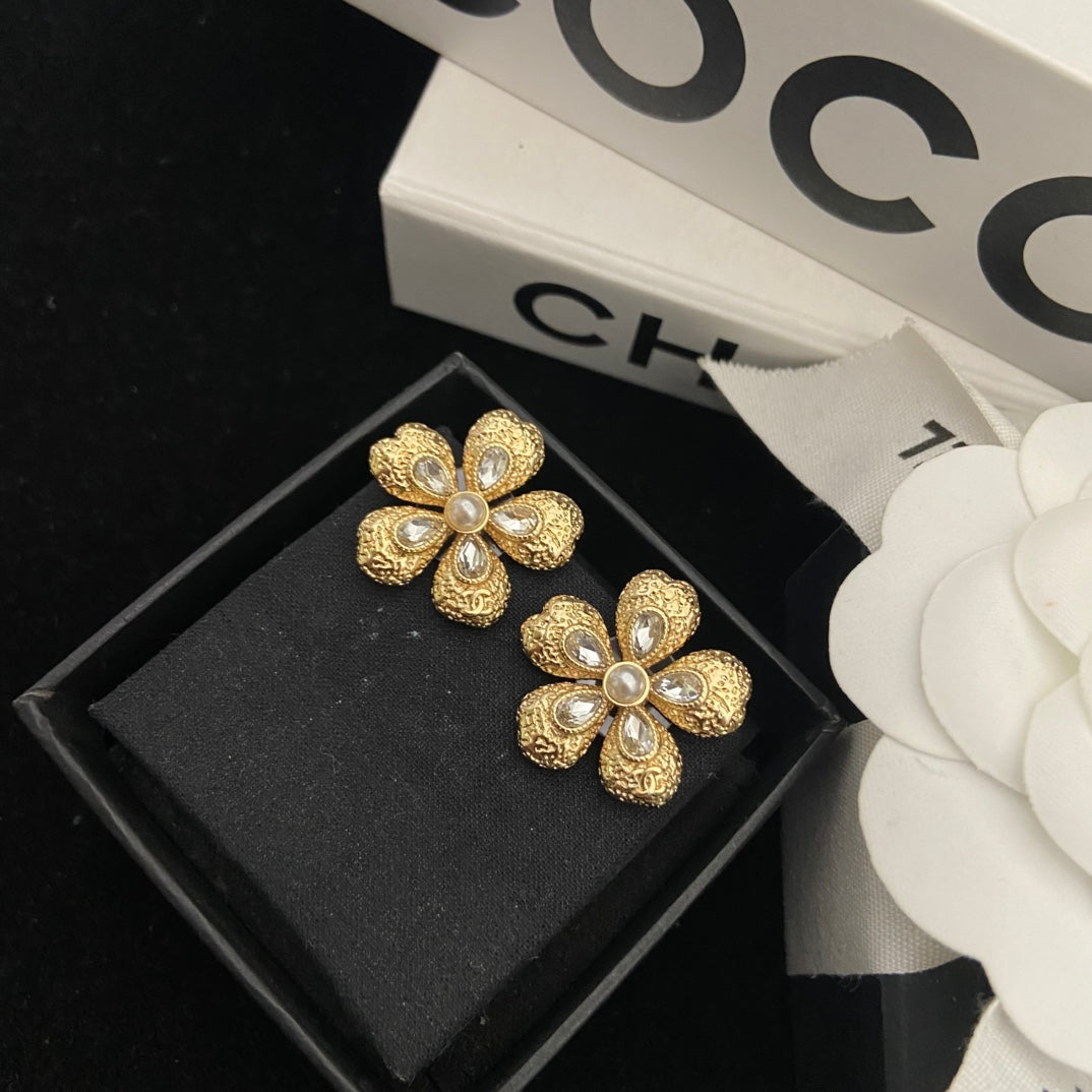 Double-C Emblem Stud Earrings in Polished Metal-Tone – Design 246 detail view