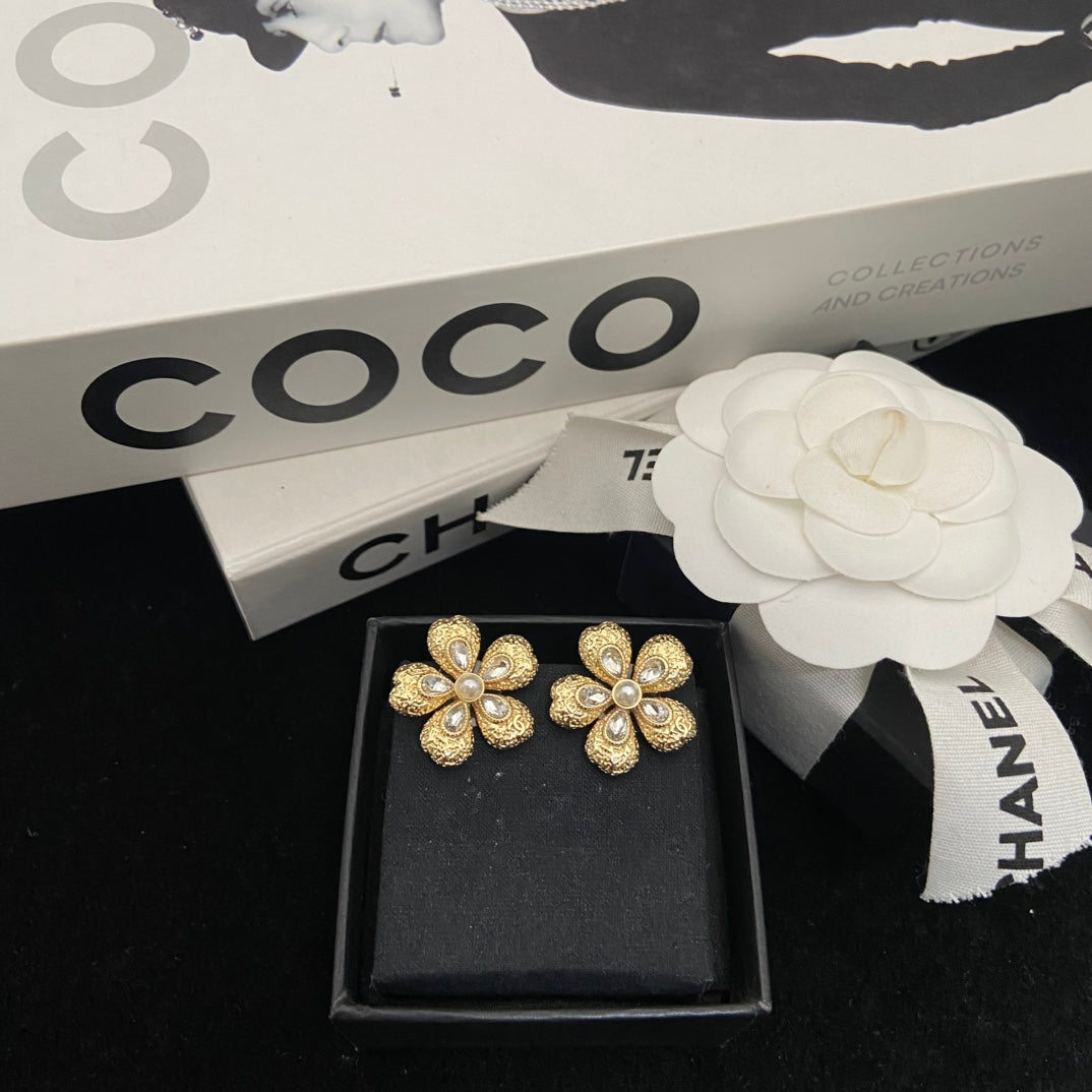 Double-C Emblem Stud Earrings in Polished Metal-Tone – Design 246 main product view