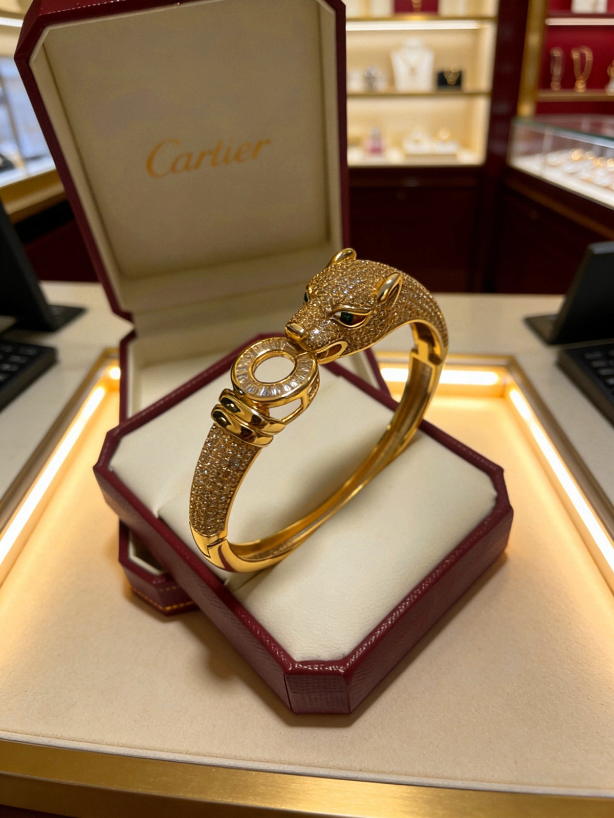 Sculptural Statement Bracelet in Gold-Tone – Design 100 detail view
