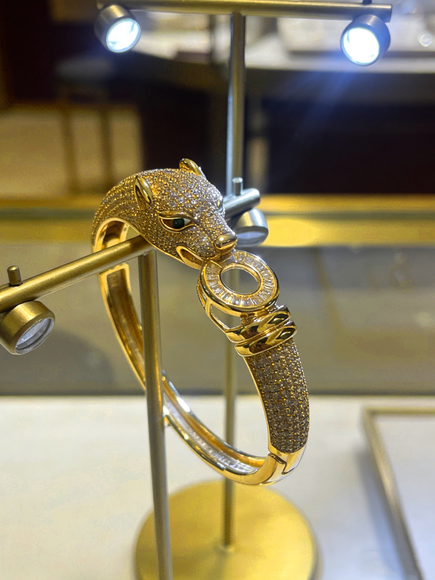 Sculptural Statement Bracelet in Gold-Tone – Design 100 detail view