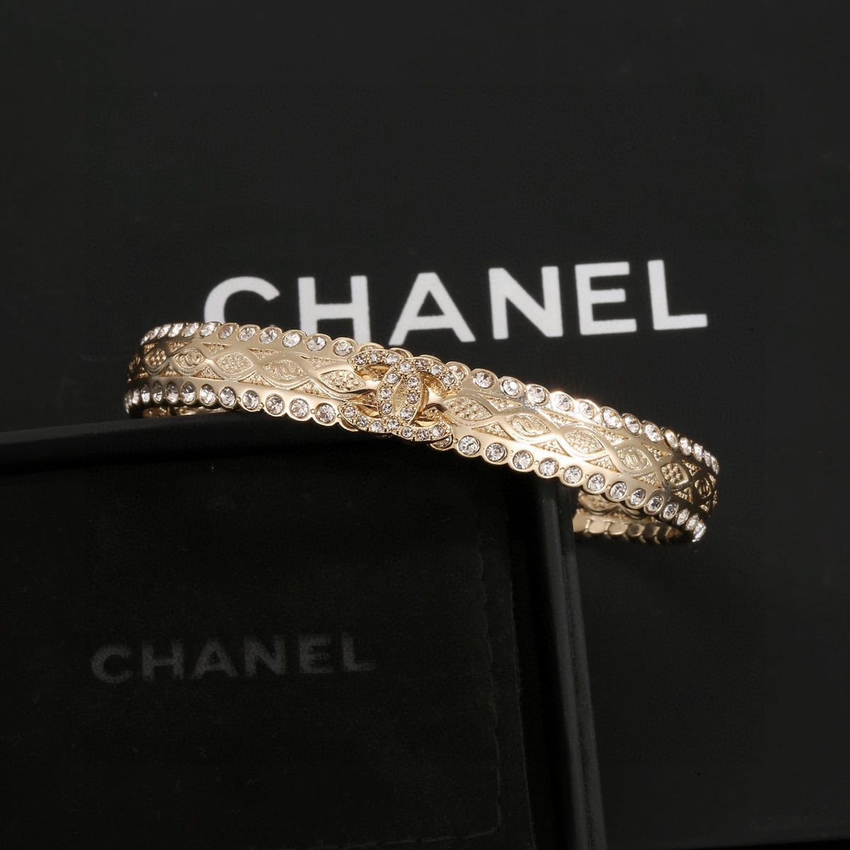 Pearl Bangle in Polished Metal-Tone – Pearl Detail – Design 003 main product view