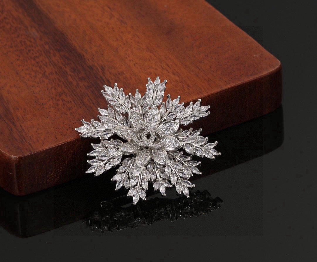 Double-C Emblem Brooch in Polished Metal-Tone – Design 035 detail view