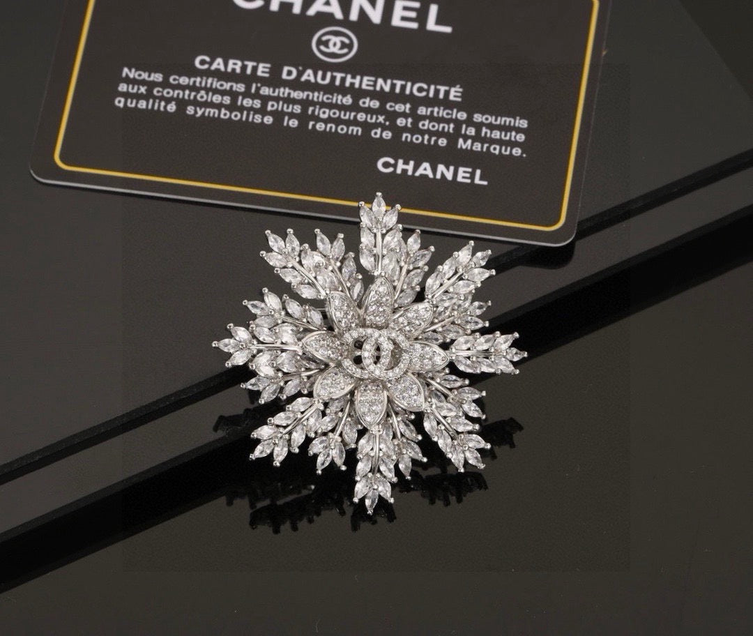 Double-C Emblem Brooch in Polished Metal-Tone – Design 035 close-up detail