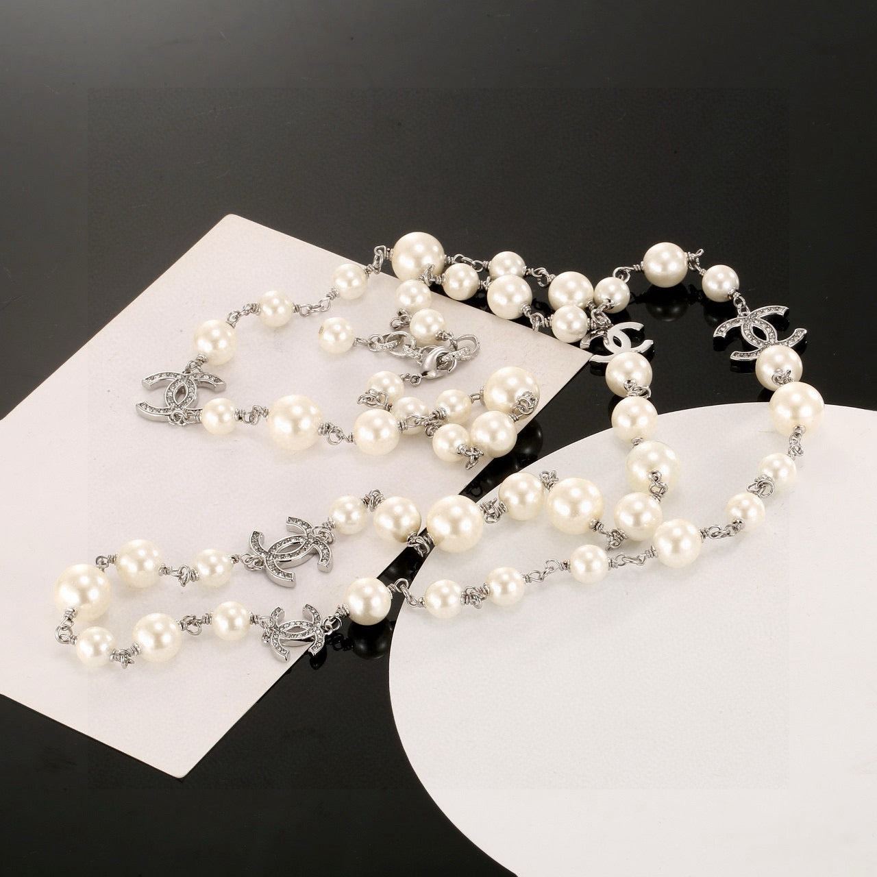Pearl Pearl-Detail Pendant Necklace – Pearl Detail – Design 035 detail view