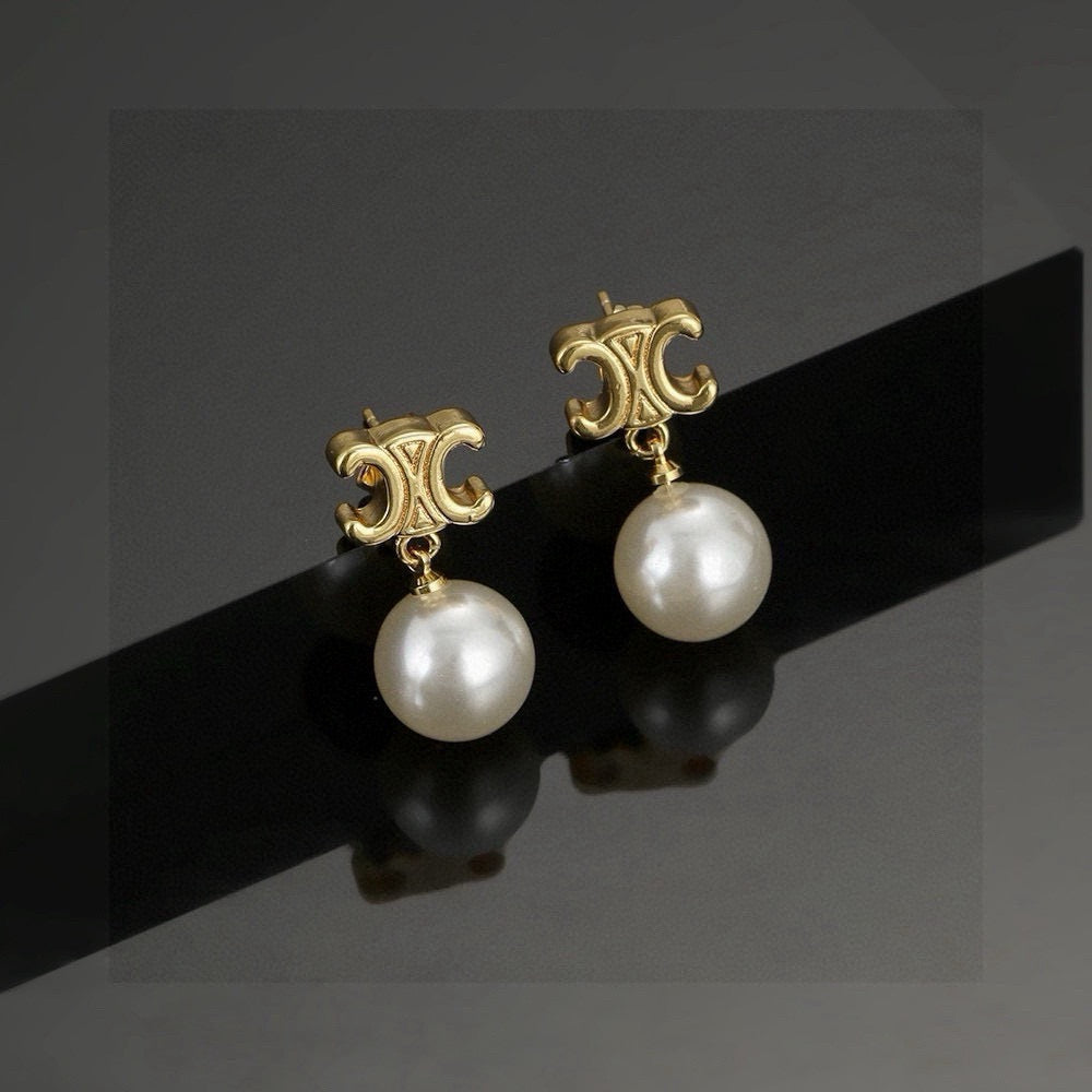 Triomphe-Inspired Emblem Pearl-Detail Stud Earrings – Pearl Detail main product view