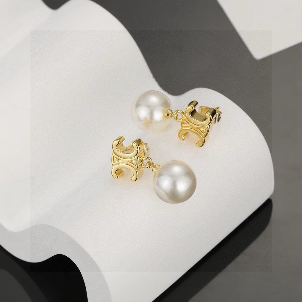 Triomphe-Inspired Emblem Pearl-Detail Stud Earrings – Pearl Detail front view