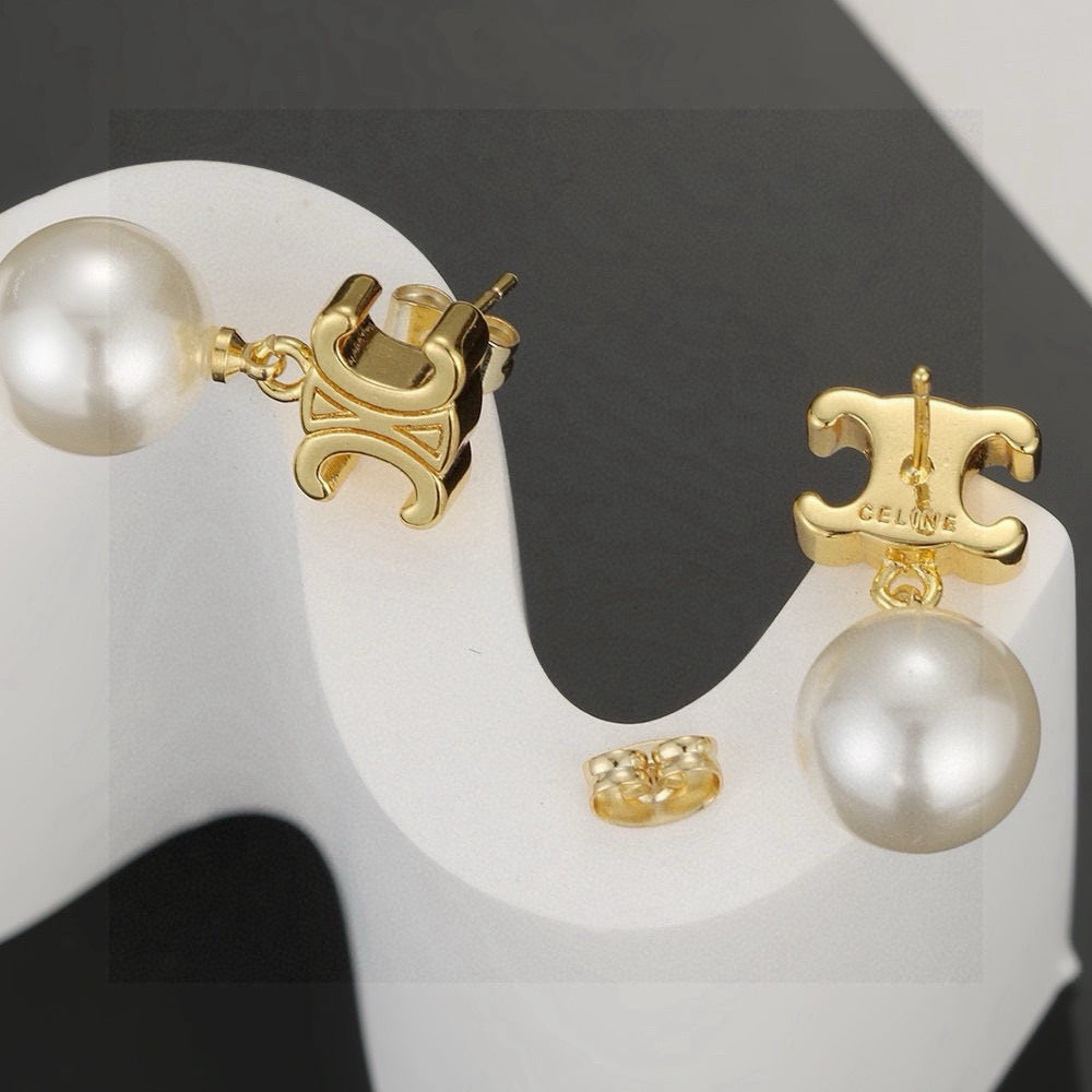 Triomphe-Inspired Emblem Pearl-Detail Stud Earrings – Pearl Detail detail view