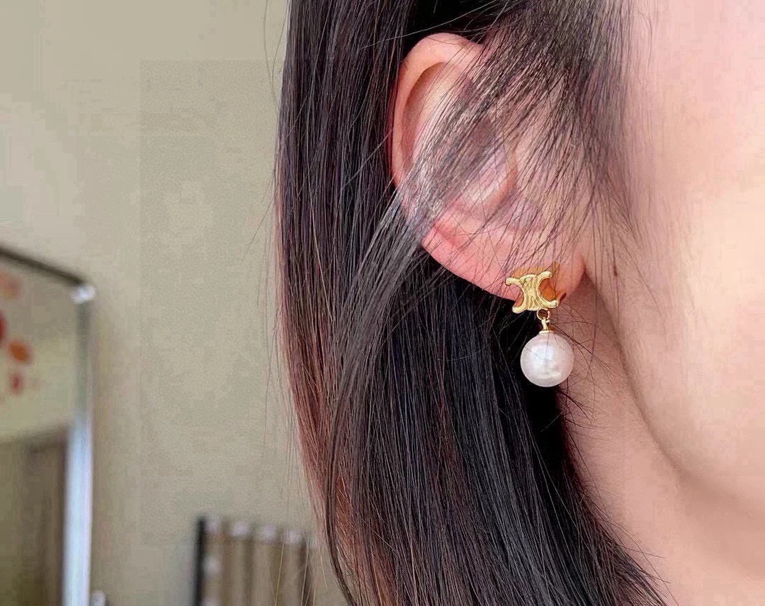 Triomphe-Inspired Emblem Pearl-Detail Stud Earrings – Pearl Detail side detail